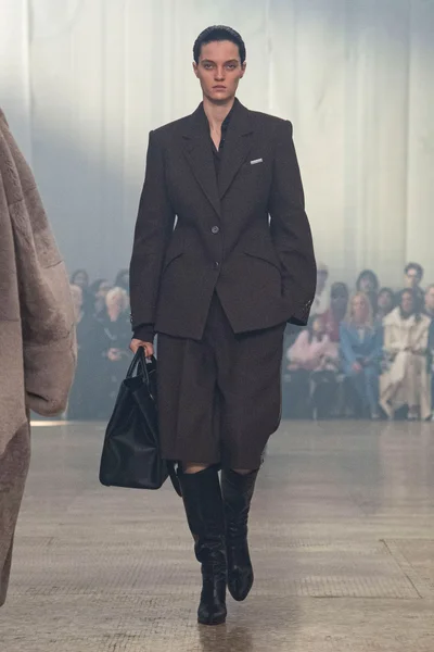 Look 18
